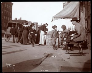 Vista de un vendedor ambulante en la 7ª Avenida, Nueva York, 1903